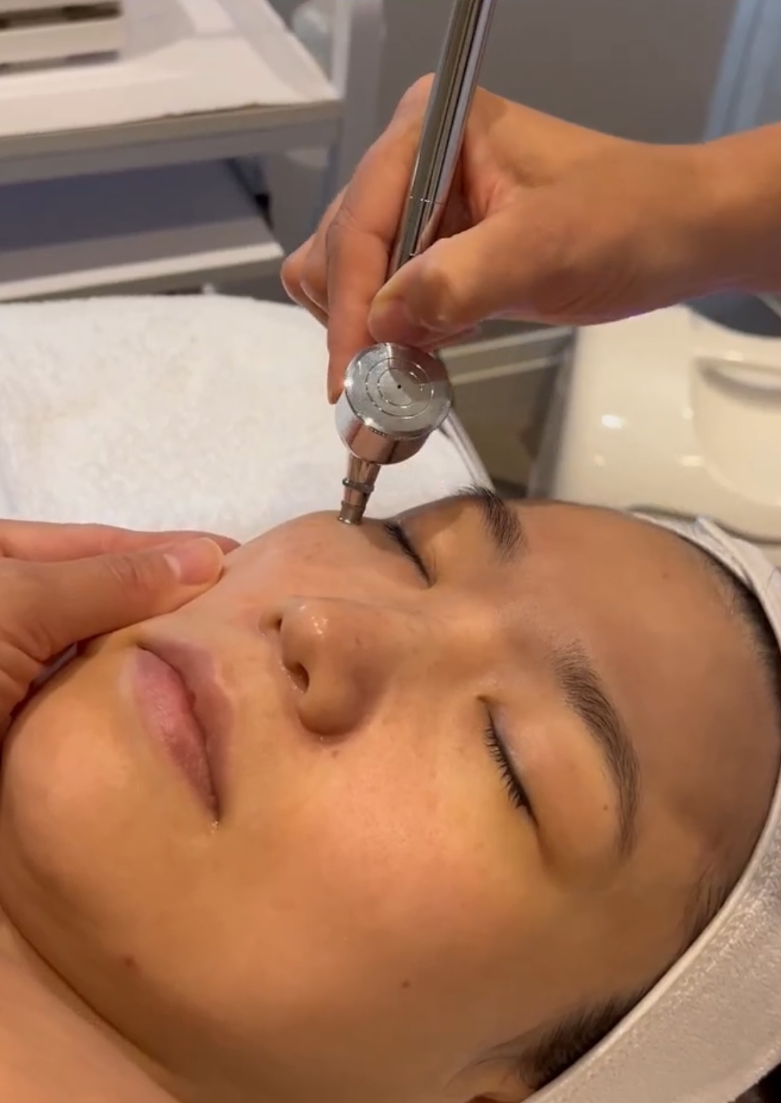 Oxygen facial treatment demo